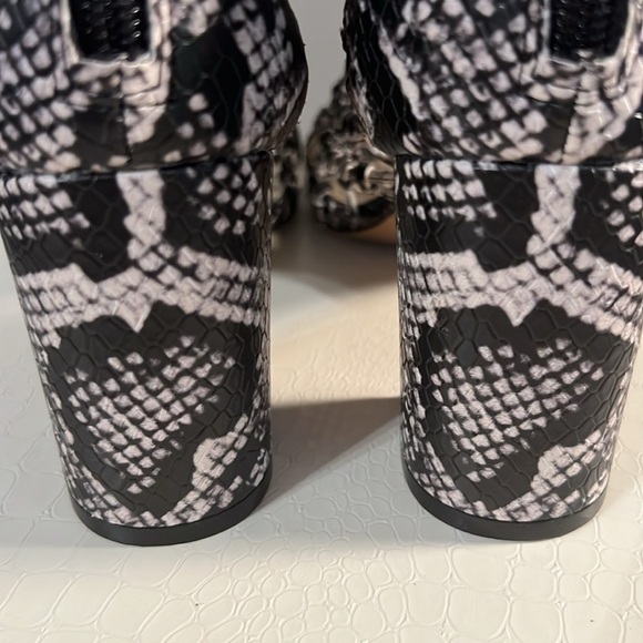 Vince Camuto Arindal Cut Out Peeptoe Bootie New Without Tag Women’s size 6&1/2 M - Picture 7 of 14